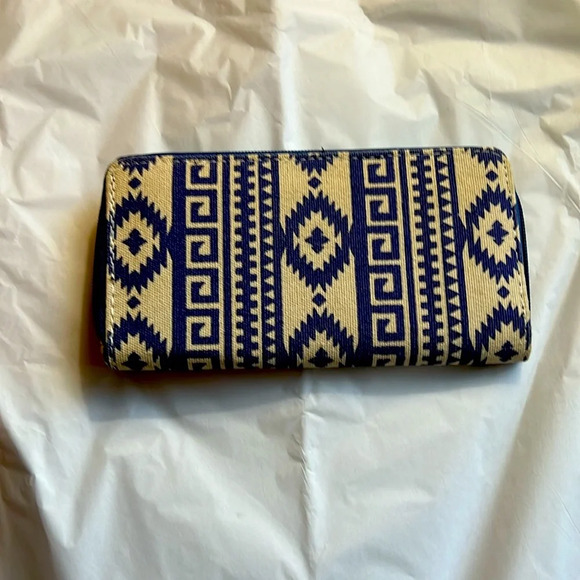 NWOT Women’s zipper wallet - Picture 1 of 4